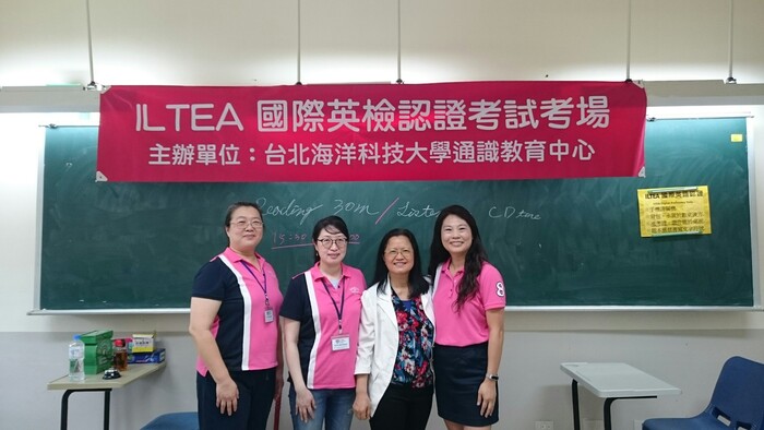 國際英檢單位監考人員與執行此次考試活動廖桂蘭老師合影圖片